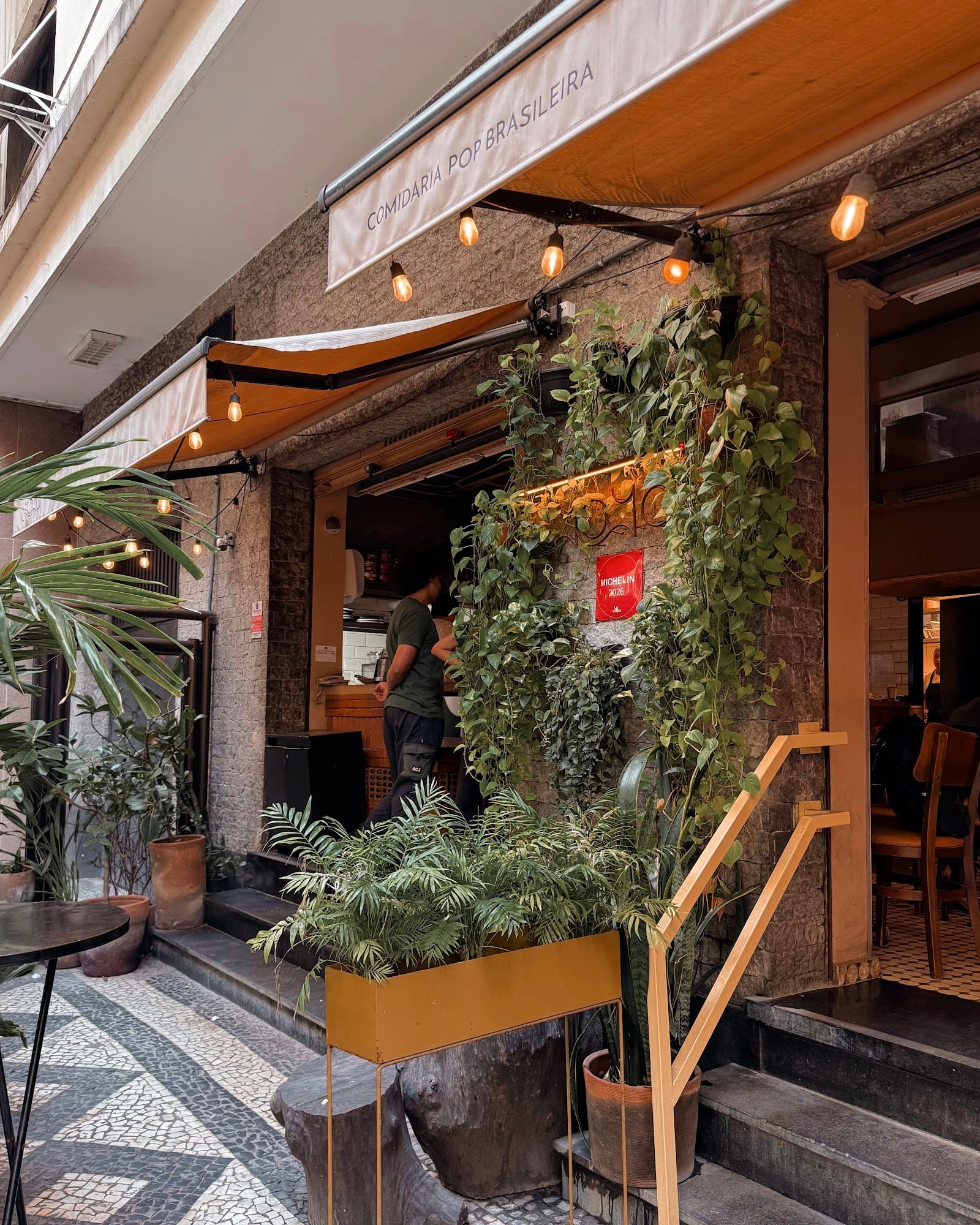 A fachada do Yayá na Rua Gustavo Sampaio, com as plantas na entrada e a calçada portuguesa