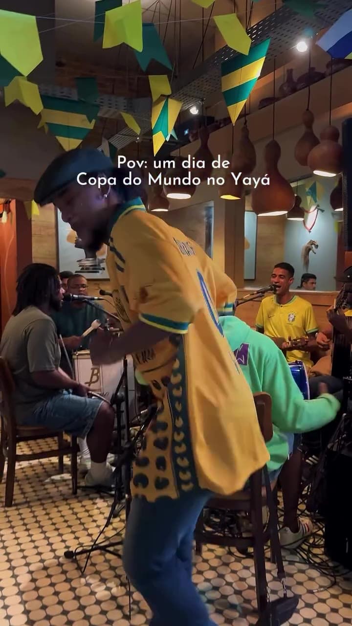 Dia de Copa no Yayá: Do batuque ao silêncio máximo, jogo na TV e a casinha cheia.