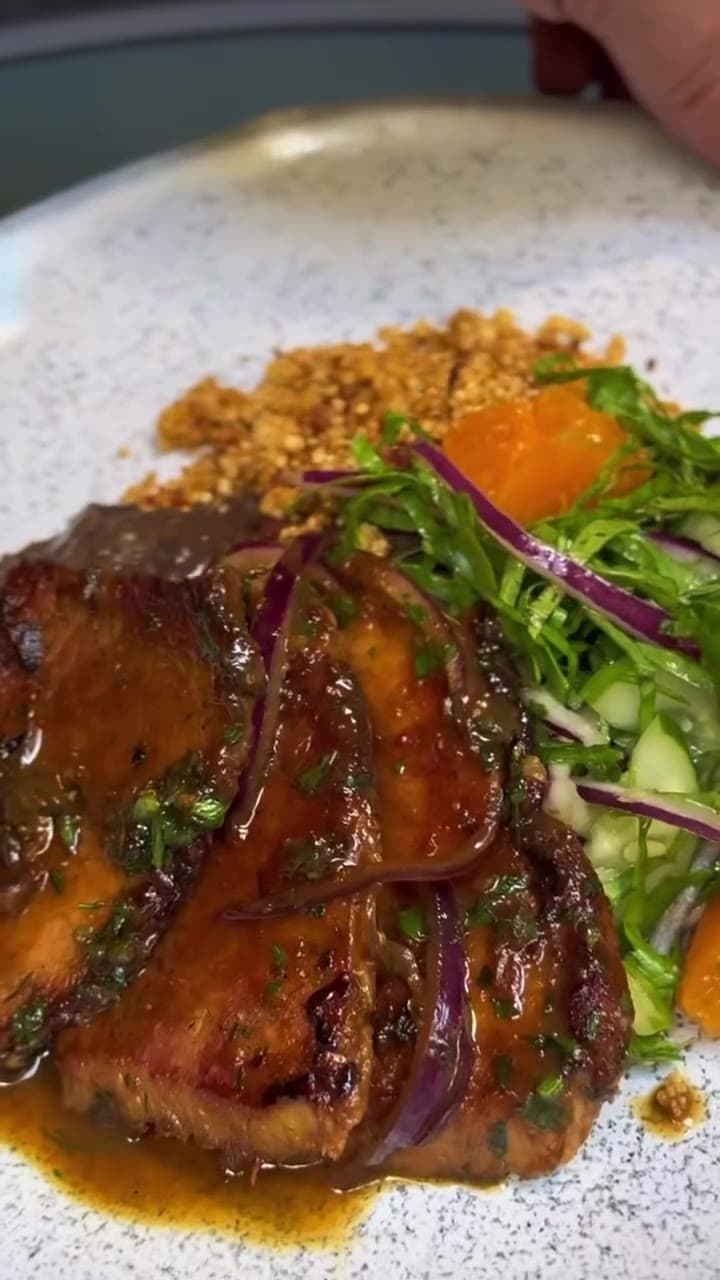 O preferido da chef: Porco na cachaça: a picanha suína especialíssima.